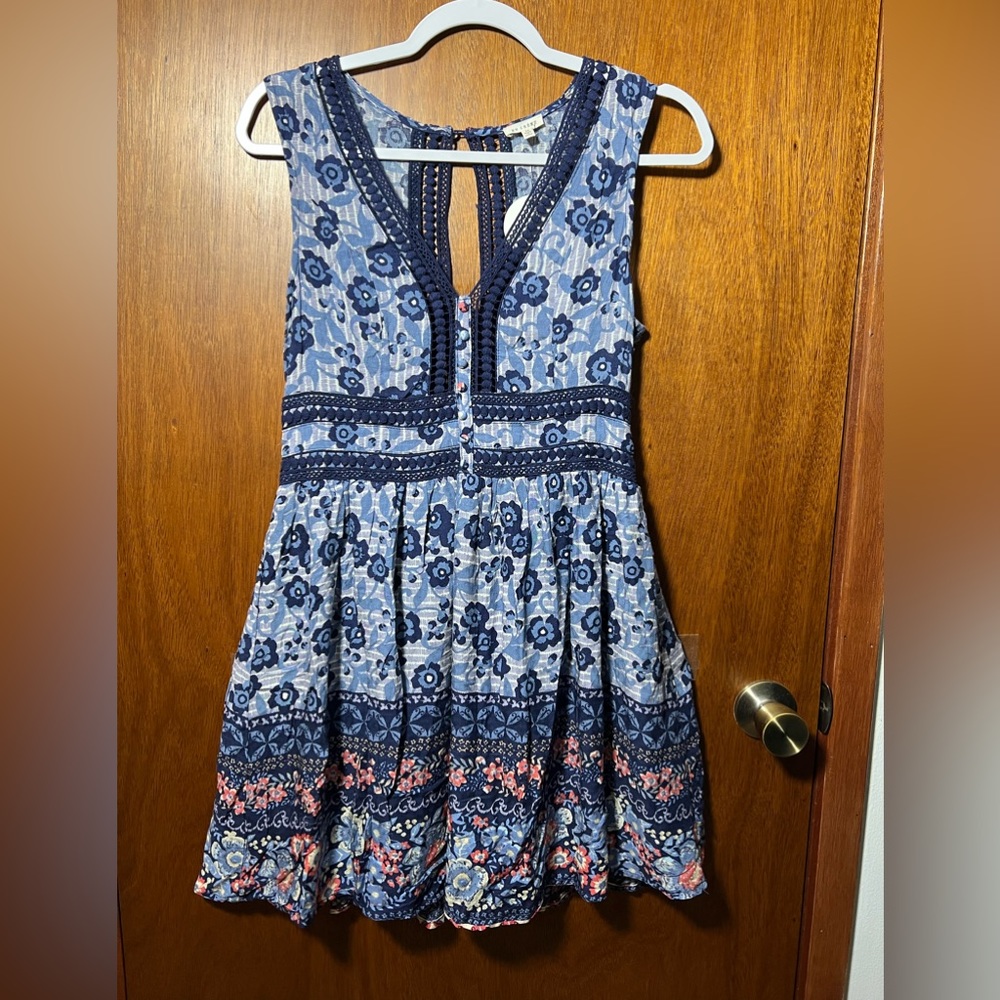En Crème size M NWT blue floral sleeveless dress